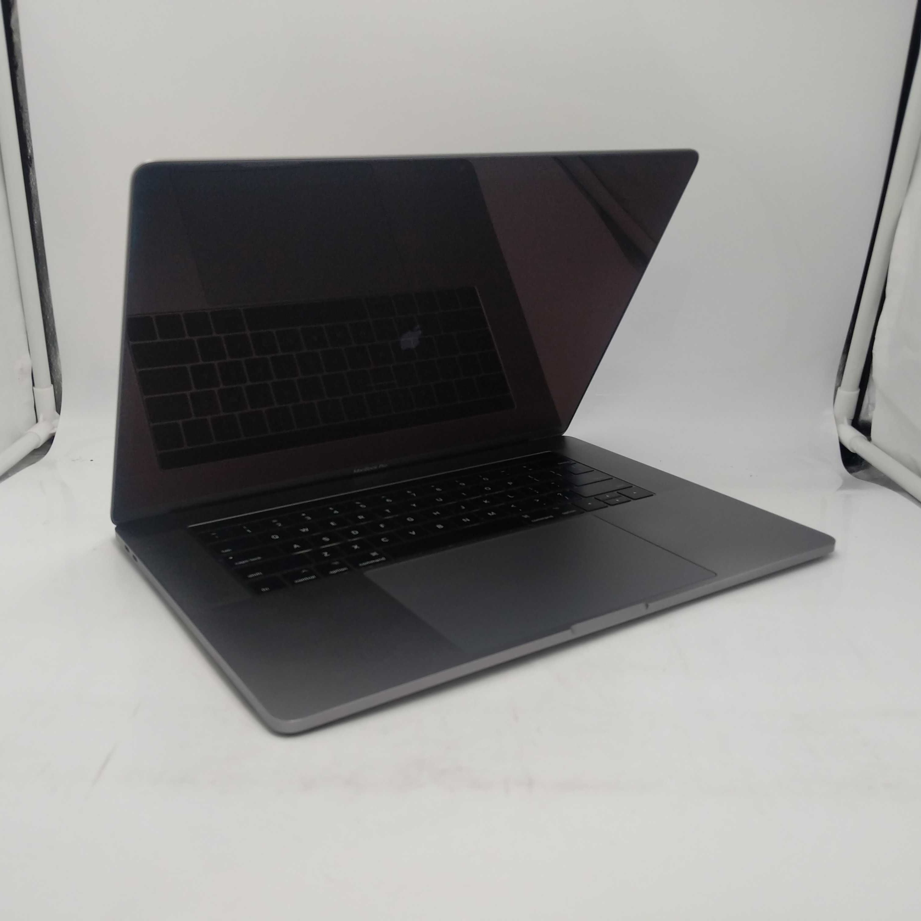 pic of Apple MacBook Pro 2017 A1707 15.4" i7-7700HQ 512GB SSD 16GB DDR3 Radeon Pro 555