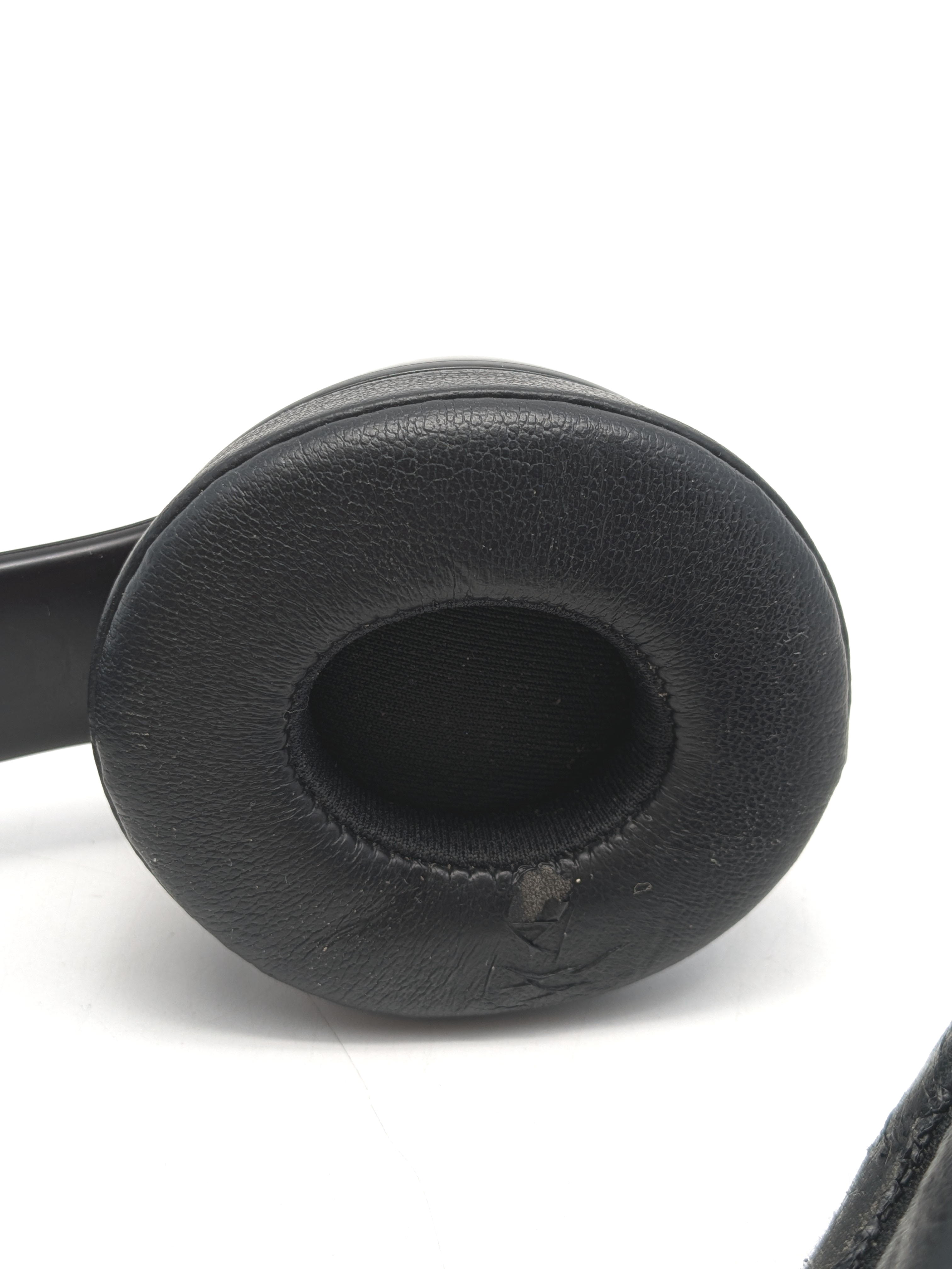 как выглядит Beats by Dre Solo 3 Wireless Bluetooth Headphones MX432LL/A - Black фото