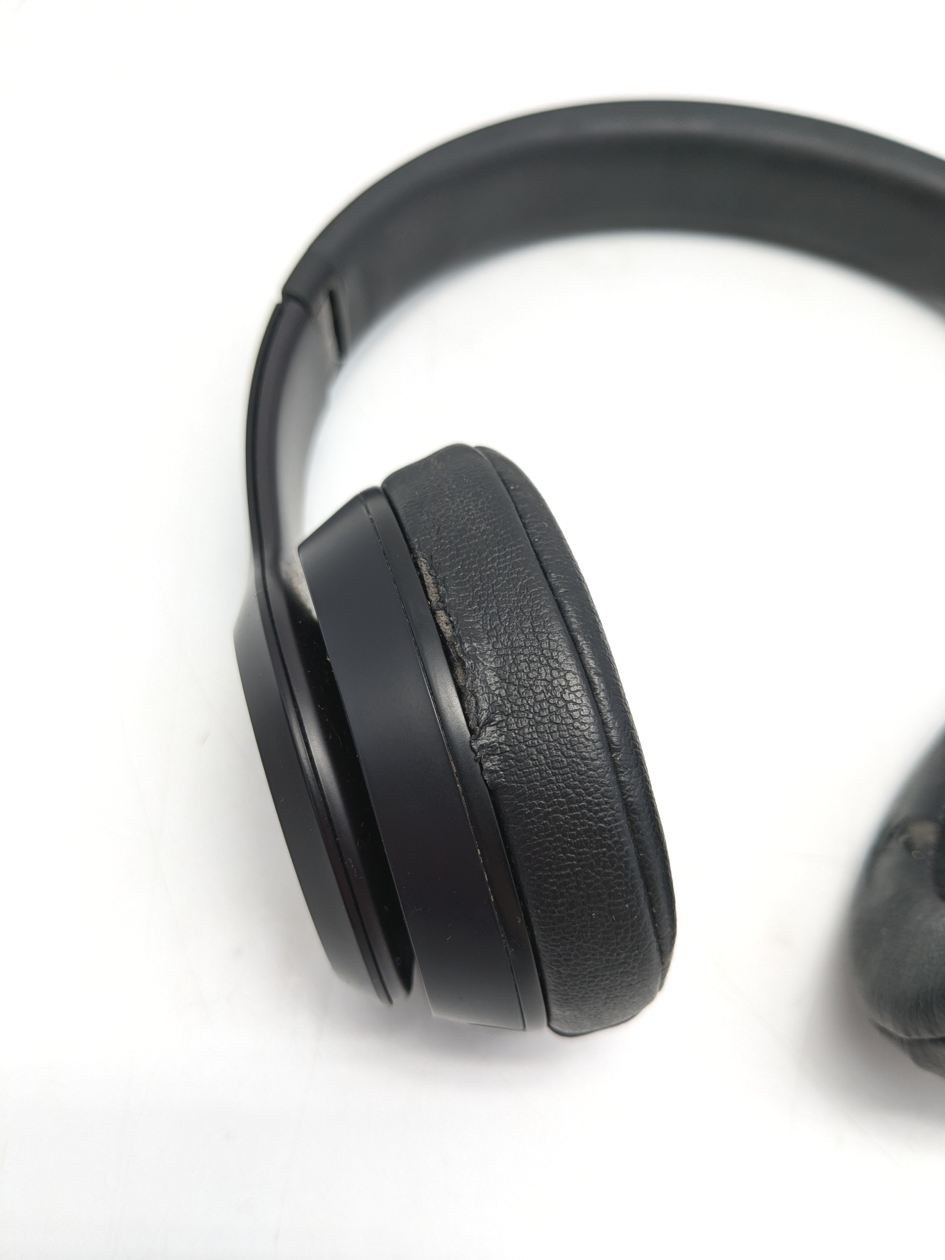 как выглядит Beats by Dre Solo 3 Wireless Bluetooth Headphones MX432LL/A - Black фото